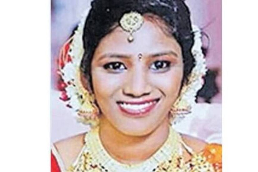  കൈകൾ ആൾക്കഹോൾ സ്വാബ് കൊണ്ടുതുടച്ചപ്പോൾ രക്തം കട്ടപിടിച്ച ഭാഗത്ത് രണ്ട് കടിയുടെ പാടുകൾ കണ്ടെത്തി. പിന്നീട് യുവതിയുടെ അമ്മ വന്നപ്പോഴാണ് ഉത്രയെ മുൻപ്‌ അണലി കടിച്ചവിവരം മനസ്സിലാക്കിയത് ഇവർ മൊഴിയിൽ പറഞ്ഞു.. ഉത്രയുടെ അച്ഛനോട് മരണവിവരം പറഞ്ഞപ്പോൾ വീട്ടിൽ പാമ്പിനെ കണ്ടെന്ന്‌ അവിടെയുണ്ടായിരുന്നവർ പറഞ്ഞെന്നും അത് മൂർഖനായിരുന്നെന്നു പറഞ്ഞതായും മൊഴിനൽകി.