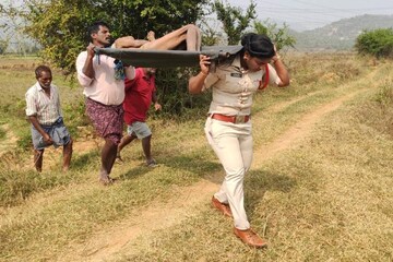 മനുഷ്യത്വത്തിന് മാതൃക; മൃതദേഹം ചുമലിലേറ്റി വനിതാ എസ്ഐ മനുഷ്യത്വത്തിന് മാതൃക; മൃതദേഹം ചുമലിലേറ്റി വനിതാ എസ്ഐ