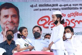 കുട്ടികളെ ചേർത്തുപിടിച്ചും ആദിവാസി മേഖലയിലെ പ്രശ്നങ്ങൾ കേട്ടും രാഹുൽ ഗാന്ധി 
