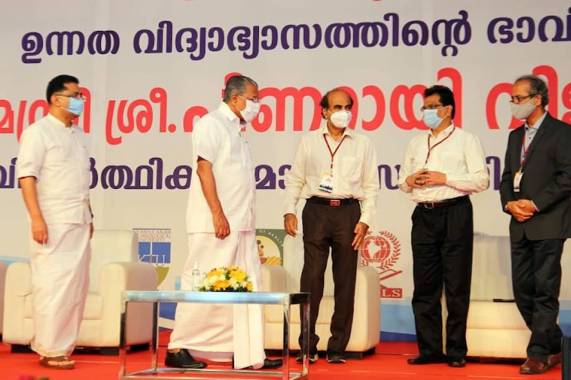  കൊച്ചി: മുഖ്യമന്ത്രിയുമായുള്ള സംവാദത്തില്‍ ഉയര്‍ന്നുകേട്ടത് പഠനകാലത്തു തന്നെ സംരംഭകരായി കുതിച്ചുയരാനുള്ള വിദ്യാര്‍ത്ഥികളുടെ ആഗ്രഹങ്ങള്‍. ബി.ടെക്ക് അടക്കമുള്ള ബിരുദധാരികള്‍ പഠനത്തിനുശേഷം പുറത്തിറങ്ങുമ്പോഴുണ്ടാവുന്ന പരിചയക്കുറവും തൊഴിലില്ലായ്മയും മുഖ്യമന്ത്രിയുടെ മുന്നില്‍ പരാതികളായെത്തി. സ്ംസ്ഥാനത്ത് മെഡിക്കല്‍ വിദ്യാഭ്യാസമൊഴികെ മറ്റിടങ്ങളിലൊന്നും പഠനത്തിനൊപ്പമുള്ള പണം കൈപ്പറ്റിയുള്ള നിര്‍ബന്ധിത പരിശീലനമില്ല. എന്‍ജിനീയറിംഗ് ബിരുദ വിദ്യാര്‍ത്ഥികളടക്കമുള്ളവര്‍ക്ക് പൊതുമരാമത്തിലും പൊതുമേഖലാ സ്ഥാപനങ്ങളിലും നിര്‍ബന്ധിത പരിശീലനം ലഭ്യാമാക്കണമെന്ന് വിദ്യാര്‍ത്ഥികള്‍ ആവശ്യപ്പെട്ടു.