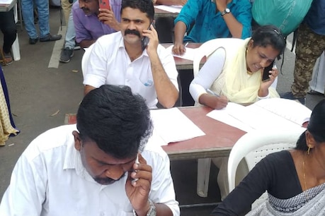 സെക്രട്ടേറിയറ്റിന് മുന്നിൽ പി.എസ്.സി 'പ്രഹസന പരീക്ഷ'; വേറിട്ട പ്രതിഷേധവുമായി യൂത്ത് കോൺഗ്രസ് സെക്രട്ടേറിയറ്റിന് മുന്നിൽ പി.എസ്.സി 'പ്രഹസന പരീക്ഷ'; വേറിട്ട പ്രതിഷേധവുമായി യൂത്ത് കോൺഗ്രസ്