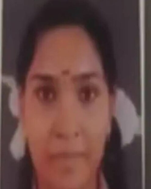  ഇന്നലെ വൈകിട്ട് 4.45 ഓടെ രേഷ്മ സ്കൂൾ യൂണിഫോമിൽ അനുവിനൊപ്പം നടന്നുപോകുന്നതാണ് ദൃശ്യങ്ങളിൽ. അനുവിനെ കണ്ടെത്താനുള്ള അന്വേഷണം പൊലീസ് ഊർജിതമാക്കിയിട്ടുണ്ട്. രേഷ്മയുടെ പിതാവിന്റെ അർധസഹോദരനാണ് അനു. രേഷ്മയും അനുവും തമ്മിലുള്ള സൗഹൃദത്തെച്ചൊല്ലി നേരത്തെ പെൺകുട്ടിയുടെ വീട്ടിൽ പ്രശ്നങ്ങളുണ്ടായിരുന്നു.