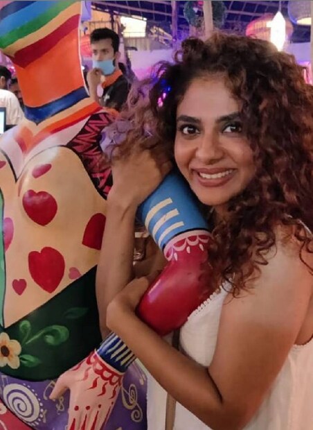  അര കപ്പ് മുൾട്ടാണി മിട്ടിയും നാല് ടേബിൾ സ്പൂൺ ആപ്പിൾ സിഡർ വിനെഗറും അൽപ്പം കറ്റാർവാഴയുടെ ജെല്ലും ഫിൽറ്റർ ചെയ്ത വെള്ളവും കൂടി കുഴച്ചെടുക്കുക. നിങ്ങൾക്ക് യോജിച്ച പരുവത്തിൽ വേണം ഈ മിശ്രിതം തയാറാക്കാൻ