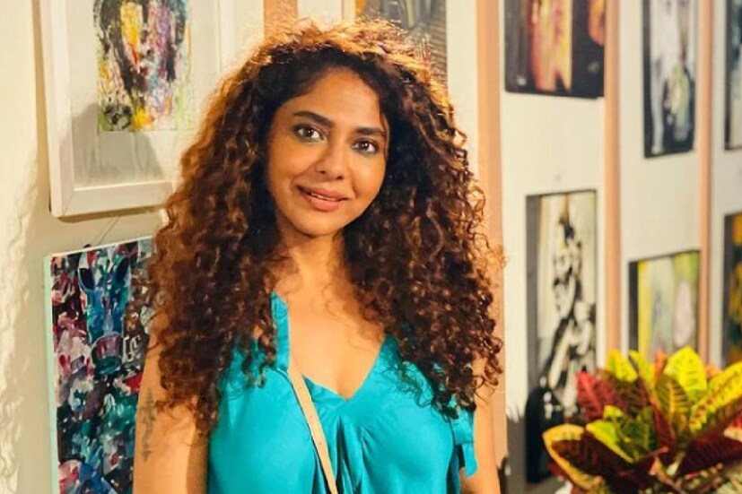  ഇക്കഴിഞ്ഞ ദിവസം വളരെ വ്യത്യസ്തത പുലർത്തിയ ഒരു ചിത്രം സോഷ്യൽ മീഡിയയിൽ പൂർണ്ണിമ പങ്കിട്ടു. മുഖത്തും തലമുടിയിലും ഒരു ലേപനമുണ്ട്. എന്നാൽ ചിത്രത്തിനൊപ്പം അതിന്റെ സീക്രട്ടും കൂടി പൂർണിമ പറയുന്നുണ്ട്. ഇതിനായി വേണ്ടത് ബെന്റോനൈറ്റ്‌ ക്ലേ പൌഡർ അഥവാ മുൾട്ടാണി മിട്ടിയും, ആപ്പിൾ സിഡർ വിനെഗറും, കറ്റാർവാഴയുടെ ജെല്ലും, ഫിൽറ്റർ ചെയ്ത വെള്ളവുമാണ് (തുടർന്ന് വായിക്കുക)