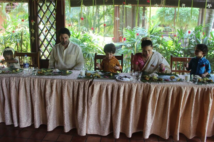 മലയാളി മങ്കയായി അണിഞ്ഞൊരുങ്ങി ഭർത്താവ് ഡാനിയേൽ വെബറിനും മക്കളായ നിഷ, അഷർ, നോവ എന്നിവർക്കൊപ്പം ഇരുന്ന് സദ്യ കഴിച്ച് നടി സണ്ണി ലിയോണി. ഒരു സ്വകാര്യ ചാനൽ പരിപാടിക്കായി ഒരു മാസം കേരളത്തിലേക്കെത്തിയതാണ് സണ്ണിയും കുടുംബവും. തിരുവനന്തപുരത്തെ റിസോർട്ടിലാണ് ഇവരുടെ താമസം (ചിത്രങ്ങൾ: PIR/Facebook)  മലയാളി മങ്കയായി അണിഞ്ഞൊരുങ്ങി ഭർത്താവ് ഡാനിയേൽ വെബറിനും മക്കളായ നിഷ, അഷർ, നോവ എന്നിവർക്കൊപ്പം ഇരുന്ന് സദ്യ കഴിച്ച് നടി സണ്ണി ലിയോണി. ഒരു സ്വകാര്യ ചാനൽ പരിപാടിക്കായി ഒരു മാസം കേരളത്തിലേക്കെത്തിയതാണ് സണ്ണിയും കുടുംബവും. തിരുവനന്തപുരത്തെ റിസോർട്ടിലാണ് ഇവരുടെ താമസം (ചിത്രങ്ങൾ: PIR/Facebook)