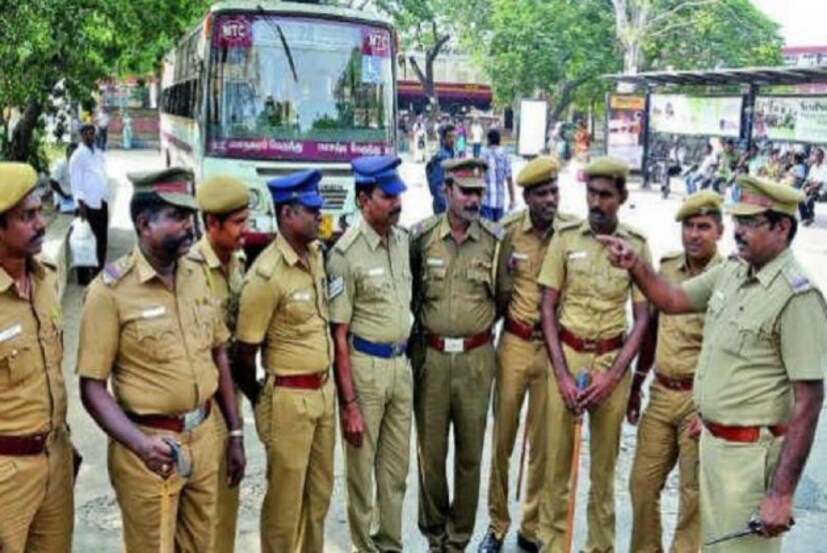  പ്രതിയായ ആർ മുരുകവേൽ (39) തിങ്കളാഴ്ച രാവിലെ വിലത്തികുളം ജുഡീഷ്യൽ മജിസ്‌ട്രേറ്റിന് മുന്നിൽ കീഴടങ്ങി. പുലര്‍ച്ചെ കെര്‍ക്കെ ജങ്ഷനിലെ ഒരു ഹോട്ടലില്‍ തര്‍ക്കം നടക്കുന്നത് കണ്ടാണ് എസ്.ഐ. ബാലുവും കോണ്‍സ്റ്റബിള്‍ പൊന്‍സുബ്ബയ്യയും ഇവിടേക്കെത്തുന്നത്.