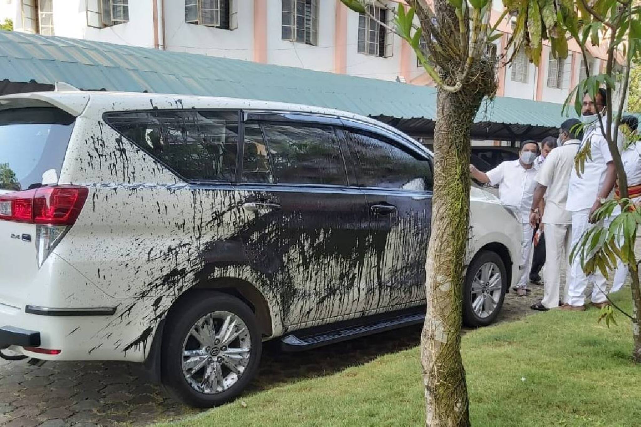 ഹൈക്കോടതി ജഡ്ജിയുടെ കാറിൽ കരി ഓയിൽ ചരിത്രത്തിൽ ആദ്യം