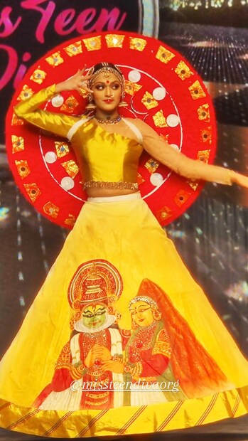  കസവ് നിറത്തിൽ പ്രത്യേകം നെയ്തെടുത്ത പാവാടയും ബ്ലൗസും..ചാരുത പകർന്ന് ബീഡ്സ്, സ്റ്റോൺ വർക്കുകൾ.. തെളിഞ്ഞു നിൽകുന്ന മ്യൂറൽ പെയിന്റിംഗ്.. പിന്നിൽ കേരളത്തനിമ വിളിച്ചോതുന്ന തെയ്യം....ഐശ്വര്യ വിനു റാംപിലൂടെ ചുവടുവച്ചപ്പോൾ വിധികർത്താക്കളും എല്ലാം മറന്ന് കയ്യടിച്ചു...