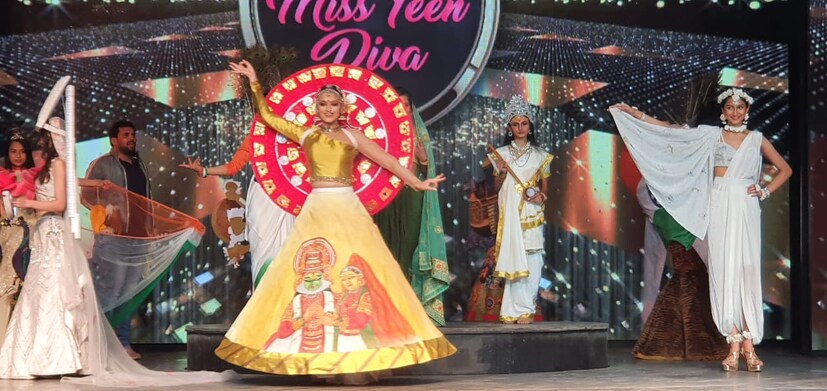  പെയിന്റിംഗിന്റെ ഭംഗി ചോരാതെ അതിനു ചുറ്റും ബീഡ്സ്, സ്റ്റോൺ ഹാന്റ് വർക്കുകൾ കൂടി ആയപ്പോൾ കോസ്റ്റ്യൂമിന്റെ ഭംഗി വേറിട്ടതായി. കോസ്റ്റ്യൂമിന് ചേരുന്ന പ്രോപ്പർട്ടിയായി തെയ്യവും ദീപ്തി തയാറാക്കി നൽകി.