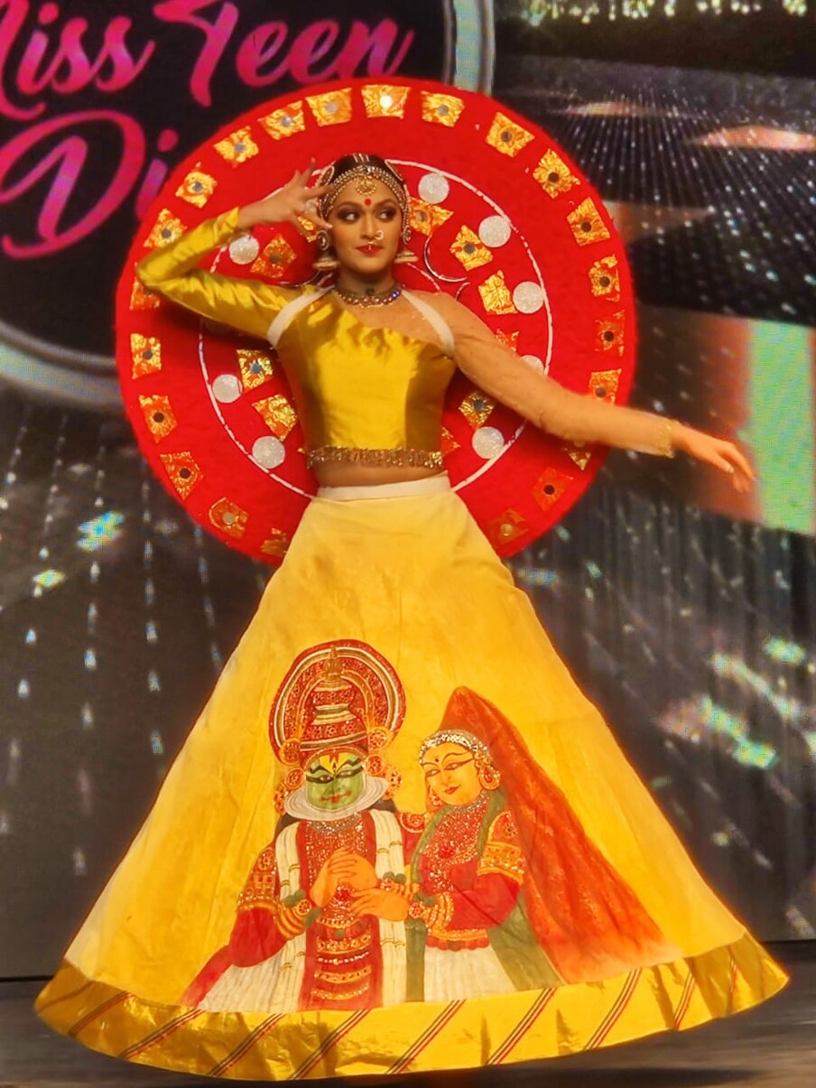  പ്രത്യേകം നെയ്തെടുത്ത വസ്ത്രം- ബന്ധു കൂടിയായ ഐശ്വര്യക്ക് മിസ് ടീൻ മത്സരത്തിലേക്ക് കോസ്റ്റ്യൂം തയാറാക്കി നൽകണം എന്ന ആവശ്യം വന്നപ്പോൾ മുതൽ ദീപ്തിയുടെ മനസ് അതിനായി പാകപ്പെടുകയായിരുന്നു. സിംപിൾ ആൻഡ് എലഗന്റ് ആയിരിക്കണം.