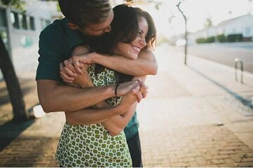 Happy Hug Day| ഇന്ന് ആലിംഗന ദിനം; പങ്കാളിയെ ചേർത്തുനിർത്താം, സ്നേഹത്തോടെ..