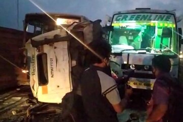കണ്ടെയ്നർ ലോറി മറിഞ്ഞ് ബസുകളുമായി കൂട്ടിയിടിച്ചു; ഒഴിവായത് വൻ ദുരന്തം കണ്ടെയ്നർ ലോറി മറിഞ്ഞ് ബസുകളുമായി കൂട്ടിയിടിച്ചു; ഒഴിവായത് വൻ ദുരന്തം