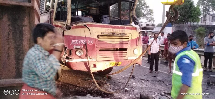  കെ എസ് ആർ ടി സി ബസിലും  സ്വകാര്യ ബസിലുമായി അൻപതിലേറെ യാത്രക്കാരുണ്ടായിരുന്നു. ലോറി ഡ്രൈവർ ഉറങ്ങിപ്പോയതാണ് അപകട കാരണമെന്നാണ് പ്രാഥമിക വിലയിരുത്തൽ.