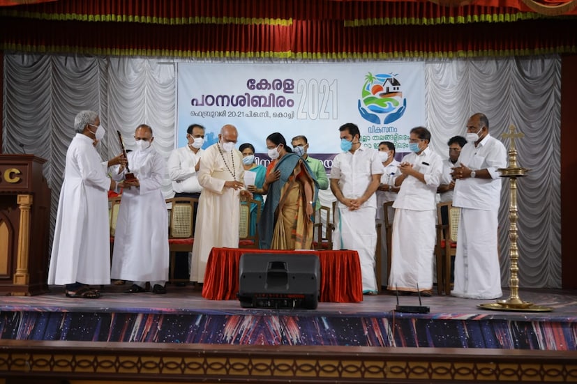  കോവിഡ് പ്രതിരോധ രംഗത്ത് ലോകം ശ്രദ്ധിക്കുന്ന താരമായി മന്ത്രി മറിയിരിക്കുന്നതായും കര്‍ദ്ദിനാള്‍ പറഞ്ഞു. കൊച്ചിയിലെ കെ സി ബി സി ആസ്ഥാനത്തു സംഘടിപ്പിച്ച പഠന ശിബിരത്തില്‍ മന്ത്രിയെ ആദരിച്ച ശേഷമായിരുന്ന അദ്ദേഹത്തിന്റെ വാക്കുകള്‍.