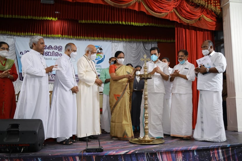  പ്രതിസന്ധികളെ തരണം ചെയ്യുന്നതില്‍ അനതിസാധാരണമായ കഴിവു പ്രകടിപ്പിച്ച സര്‍ക്കാരാണ് പിണറായിയുടേത്. പ്രതിസന്ധികളെ വെല്ലുവിളിയായി സ്വീകരിച്ച് ക്രിയാത്മകമാക്കി ജീവിതത്തില്‍ വിജയിച്ചവരാണ് മുഖ്യമന്ത്രിയും ആരോഗ്യമന്ത്രിയും. ഇതില്‍ കേരളത്തിന് അഭിമാനിക്കാം.