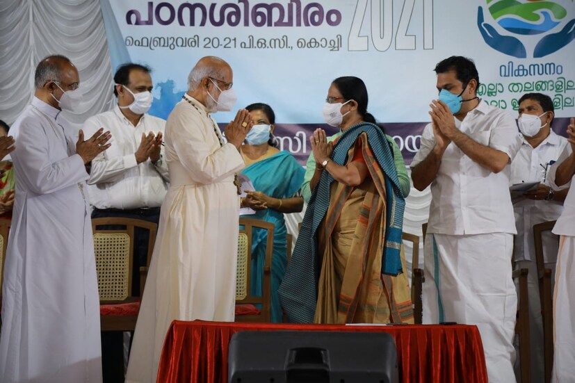  ഒരു കോവിഡ് രോഗി പോലും കേരളത്തില്‍ ചികിത്സ കിട്ടാതെ മരിച്ചില്ല. അടുത്ത ഭരണം എല്‍ ഡി എഫിന്റെയോ യു ഡി എഫിന്റെയോ ആയാലും ആരോഗ്യമന്ത്രിയായി ശൈലജ ടീച്ചര്‍ മതി. സര്‍ക്കാരിന്റെ ആത്മാര്‍ത്ഥതയും പ്രതിജ്ഞാബദ്ധതയും പരിഗണിച്ചാണ് സഭാസ്ഥാപനങ്ങള്‍ കോവിഡ് പ്രതിരോധ പ്രവര്‍ത്തനങ്ങള്‍ സര്‍ക്കാരിനൊപ്പം നിന്നത്. ഈ സര്‍ക്കാരിനൊപ്പം സഭയുണ്ടെന്നും മാര്‍ ജോര്‍ജ് ആലഞ്ചേരി പറഞ്ഞു.