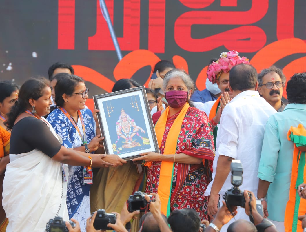  കേരളത്തിൽ നടത്തിയ വികസന പ്രവർത്തനങ്ങൾ അക്കമിട്ട് നിരത്തി, ഇതെല്ലാം കിഫ്ബി വഴിയെന്ന് ബോധ്യപ്പെടുത്താനും സർക്കാർ വലിയ ശ്രമം നടത്തുന്നുണ്ട്. കിഫ്ബി പദ്ധതി എന്നത് ഇടതുപക്ഷ സർക്കാരിൻറെ മുഖം ആക്കി മാറ്റുവാനുള്ള വലിയ ശ്രമം നടന്നു വരുന്നതിനിടെയാണ് കേന്ദ്ര ധനകാര്യ മന്ത്രി തന്നെ കേരളത്തിൽ വന്ന് കിഫ് ബിയെ തന്നെ നേരിട്ട് വിമർശിക്കുന്നത്. തൻറെ സ്വപ്ന പദ്ധതിയെ വിമർശിച്ച കേന്ദ്രമന്ത്രിക്കെതിരെ വരും ദിവസങ്ങളിൽ സംസ്ഥാന ധനമന്ത്രി ഡോ. തോമസ് ഐസക്ക് തന്നെ നേരിട്ടെത്തിയേക്കാം. പദ്ധതിയെക്കുറിച്ച് അറിയില്ലെന്നും അതിന്‍റെ പ്രവർത്തനങ്ങൾ വഴിവിട്ട രീതിയിൽ ഉള്ളതാണെന്നുമുള്ള കേന്ദ്രമന്ത്രിയുടെ പരാമർശങ്ങൾ രാഷ്ട്രീയ വിവാദങ്ങൾക്കും വഴിവെച്ചേക്കാം.