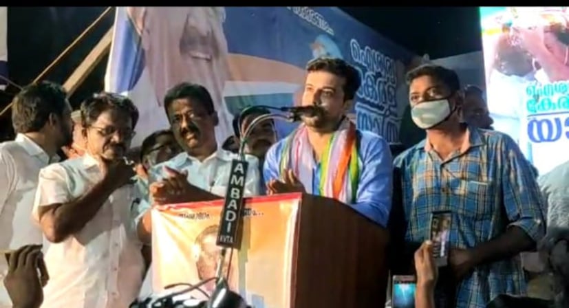  അപ്രതീക്ഷിതമായി ആയിരുന്നു പിഷാരടിയും ഇടവേള ബാബുവും ഐശ്വര്യ കേരള യാത്രയുടെ ഹരിപ്പാട്ടെ സ്വീകരണ കേന്ദ്രത്തിൽ എത്തിയത്. ഉമ്മൻ ചാണ്ടിയുടേയും രമേശ് ചെന്നിത്തലയുടേയും ക്ഷണം സ്വീകരിച്ചാണ് എത്തിയതെന്ന് രമേഷ് പിഷാരടി പറഞ്ഞു. ഒറ്റയ്ക്ക് നിൽക്കുന്നതിനേക്കാൾ കൂടുതൽ കാര്യങ്ങൾ കോൺഗ്രസിനൊപ്പം നിന്നാൽ ചെയ്യാനാകും. ഉമ്മൻ ചാണ്ടിയും രമേശ് ചെന്നിത്തലയും ഉള്ള കോൺഗ്രസിൽ പ്രവർത്തിക്കുന്നത് അഭിമാനകരമെന്നും പിഷാരടി പറഞ്ഞു.