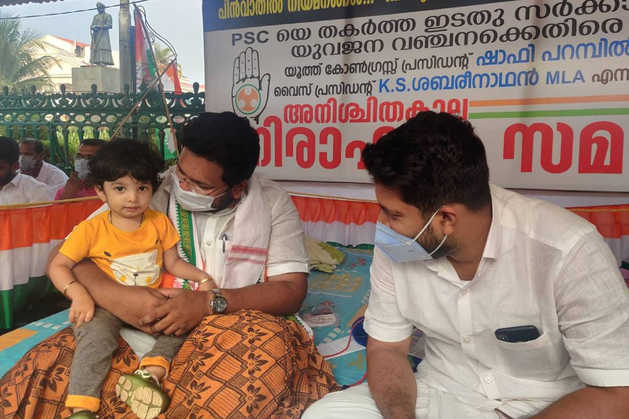 അച്ഛനെ കാണാൻ കുഞ്ഞു മൽഹാർ എത്തി; സമരപ്പന്തലിൽ ചിരി വിടർന്നു