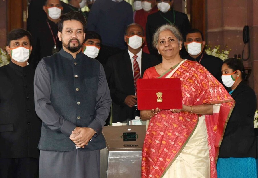  അതുകൊണ്ട് തന്നെ നിയമസഭാ തെരഞ്ഞെടുപ്പ് അടുത്തിരിക്കുന്ന പശ്ചിമ ബംഗാളിനെ ലക്ഷ്യം വച്ചാണ് അവരുടെ സംസ്കാര പ്രതീകമായി കരുതപ്പെടുന്ന സാരി തന്നെ ധനമന്ത്രി ധരിച്ചെത്തിയതെന്നും വിലയിരുത്തലുണ്ട്. തെരഞ്ഞെടുപ്പ് അടുത്ത് നിൽക്കുന്ന വേളയിൽ കൃത്യമായ അവസരം തന്നെ ആളുകളുടെ വികാരം സ്വാധീനിക്കാൻ ധനമന്ത്രി ഉപയോഗപ്പെടുത്തിയെന്നും പറയപ്പെടുന്നു.