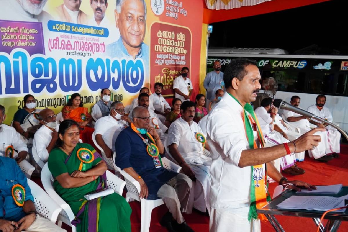  എസ് കെ എസ് എസ് എഫ് നേതാവ് അടുത്തിടെ ഈ ആവശ്യം മുന്നോട്ട് വെച്ചതും മുസ്ലിം ലീ​ഗിന്റെ ഒത്താശ അതിനുള്ളതും അങ്ങേയറ്റം അപകടകരമാണ്. കേരളം ഒരു അ​ഗ്നി പർവതത്തിന് മുകളിലാണ്. 1921ൽ മലപ്പുറത്ത് സംഭവിച്ചത് കേരളം മുഴുവൻ ആവർത്തിക്കാനുള്ള ഒരുക്കത്തിലാണ് മതതീവ്രവാദികൾ. വടകര പുതുപ്പണത്ത് നിന്നും പോലും യു പിയിൽ ആക്രമണം നടത്താൻ ഭീകരവാദികൾ പോവുന്നു. - സുരേന്ദ്രൻ പറയുന്നു.