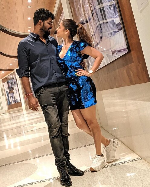  സോഷ്യൽമീഡിയയിൽ നയൻതാരയ്ക്ക് അക്കൗണ്ടില്ല. വിഘ്നേഷ് ശിവനാണ് നയന്‍താരയ്ക്കൊപ്പമുള്ള ചിത്രങ്ങൾ ഇൻസ്റ്റഗ്രാമിൽ പങ്കുവെക്കുന്നത്. എന്തായാലും നിശ്ചയം കഴിഞ്ഞോ എന്ന ചോദ്യത്തിന് വിഘ്നേഷ് ഇതുവരെ ഔദ്യോഗികമായി മറുപടിയൊന്നും പറഞ്ഞിട്ടില്ല.