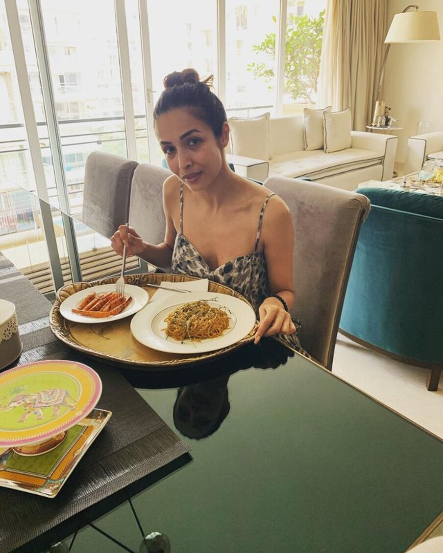  ഭക്ഷണം കഴിക്കുന്ന മലൈക അറോറ. (Image: Instagram)