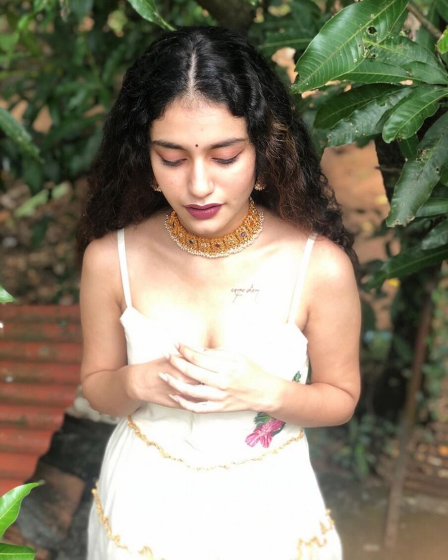  ചിത്രീകരണത്തിനിടെ നടി പ്രിയ വാര്യർ നായകന്റെ തോളിൽ നിന്ന് വീണുവെന്ന വാർത്ത കഴി‍ഞ്ഞ ദിവസങ്ങളിലാണ് പുറത്തുവന്നത്. ഒരു റൊമാന്റിക് സീൻ ചിത്രീകരിക്കുന്നതിനിടയിൽ ഓടി വന്നു നായകന്റെ തോളിൽ കയറുന്നതിനിടെ പ്രിയ പിടിവിട്ട് നിലത്തേക്ക് വീഴുകയായിരുന്നു.