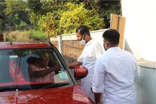 ഷംസീറും നസീറും അതേ റോഡിൽ  കണ്ടുമുട്ടി; പരസ്പരം വോട്ട് ചോദിച്ച് ഇരുവരും