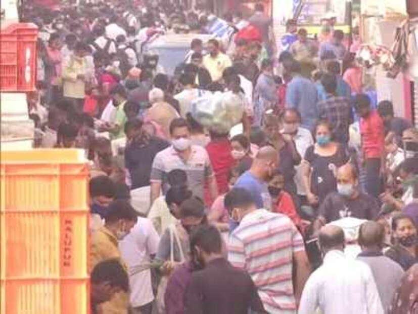  അതേസമയം, സംസ്ഥാനത്ത് കോവിഡ് വാക്‌സിന്‍ എടുത്തവരുടെ എണ്ണം 52 ലക്ഷം കവിഞ്ഞു. വെള്ളിയാഴ്ച 2,14,123 പേരാണ് വാക്‌സിന്‍ സ്വീകരിച്ചത്. 24 മണിക്കൂറും പ്രവര്‍ത്തിക്കുന്ന വാക്‌സിനേഷന്‍ സെന്ററുകളും സംസ്ഥാനത്ത് പ്രവർത്തനമാരംഭിച്ചു.