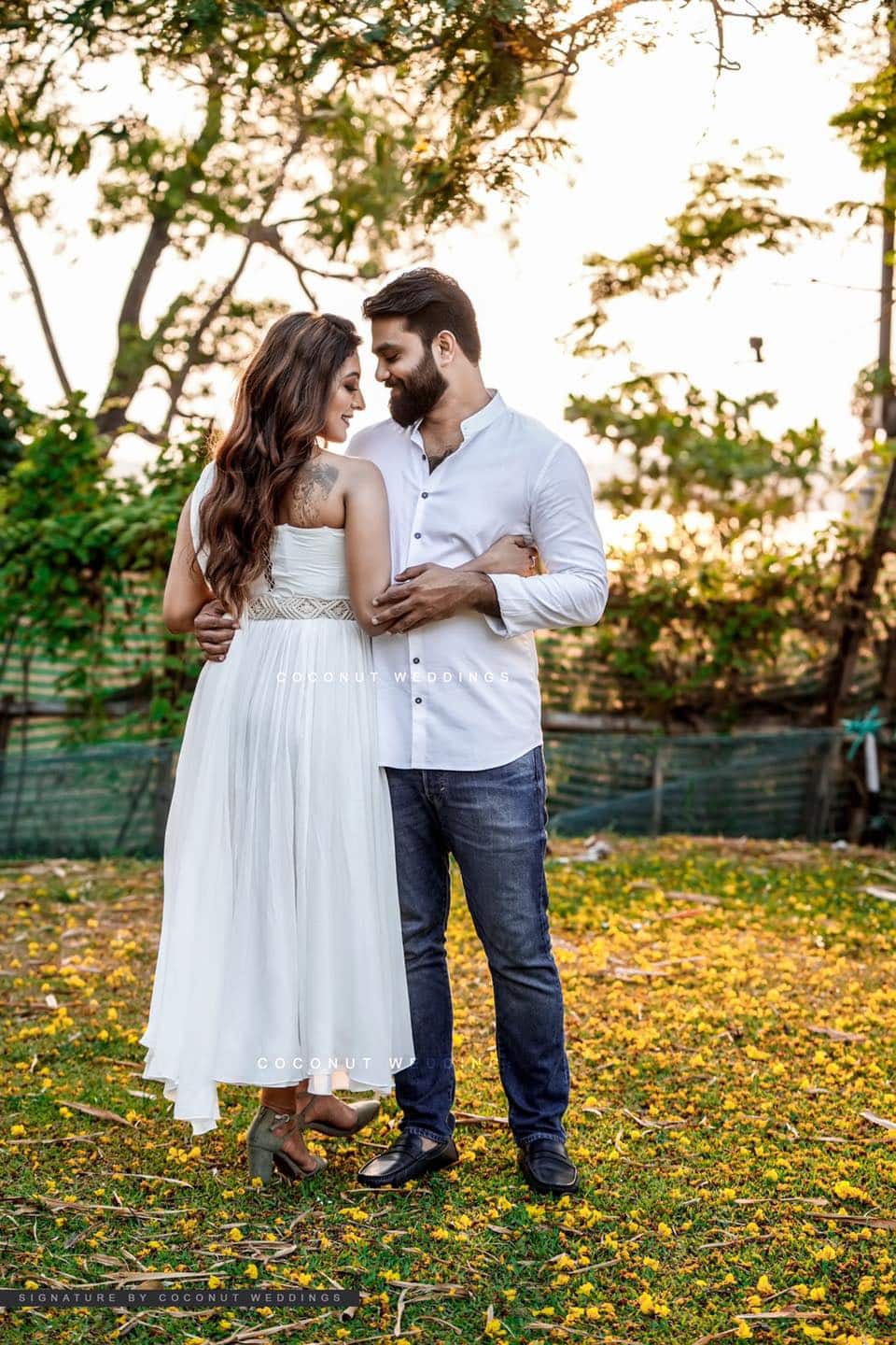 കാമുകൻ അർജുൻ രവീന്ദ്രനുമായാണ് ദുർഗ്ഗയുടെ വിവാഹം. രസകരമായ 'സേവ് ദി ഡേറ്റ്' ചിത്രങ്ങളുമായാണ് ദുർഗ്ഗ വിവാഹവാർത്ത പ്രഖ്യാപിച്ചത്. മീനത്തിൽ താലികെട്ടിനൊരുങ്ങുകയാണ് ദുർഗ്ഗ (തുടർന്ന് വായിക്കുക)