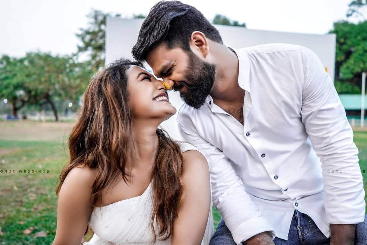 വിമാനം, പ്രേതം 2 തുടങ്ങിയ ചിത്രങ്ങളിലൂടെ ശ്രദ്ധേയയായ നടിയാണ് ദുർഗ്ഗ കൃഷ്ണ. അടുത്തതായി താരം മോഹൻലാൽ ചിത്രം 'റാമിൽ' വേഷമിടുകയാണ്. അതിനെല്ലാമുപരി ഇപ്പോൾ തന്റെ വിവാഹത്തീയതിയുമായി സോഷ്യൽ മീഡിയയിൽ എത്തിയിരിക്കുകയാണ് ദുർഗ്ഗ