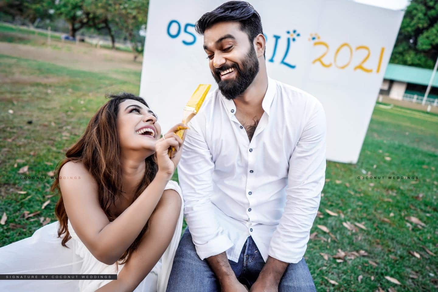 സേവ് ദി ഡേറ്റ് ചിത്രങ്ങളിൽ ദുർഗ്ഗയും അർജുനും (ചിത്രം: ഫേസ്ബുക്)