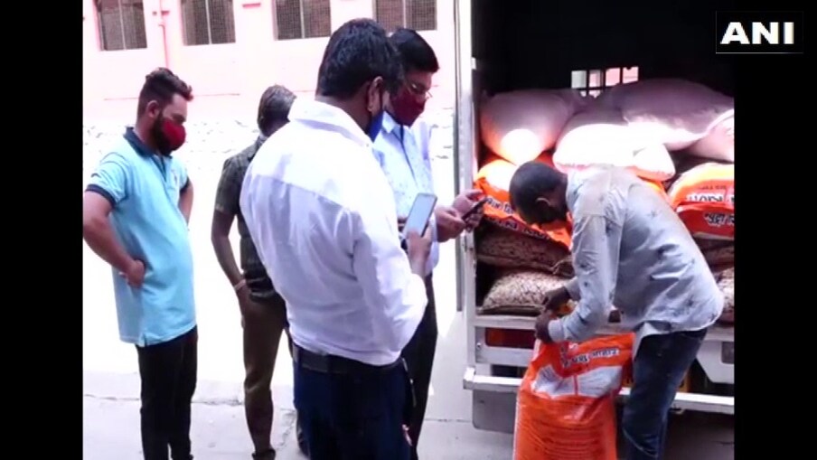  പ്രാദേശിക പ്രവർത്തകരുടെ ഇടപെടലിനെ തുടർന്നാണ് വിവരം പുറത്തറിയുന്നത്. പരാതിയുടെ അടിസ്ഥാനത്തിൽ സ്ഥലത്തെത്തിയ ഫുഡ് സേഫ്റ്റി ആൻഡ് സ്റ്റാൻഡേർഡ്സ് അതോറിറ്റി ഓഫ് ഇന്ത്യ (FSSAI) അധികൃതർ കാലിത്തീറ്റ പാക്കറ്റുകൾ പിടിച്ചെടുത്തിട്ടുണ്ട്.  ( ചിത്രം- ANI)