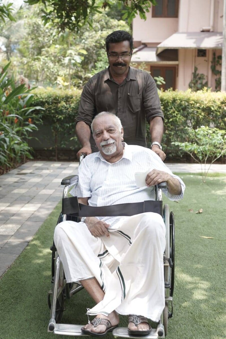  ശേഷം നിർമ്മാതാവ് ഷിബു ജി. സുശീലൻ പോസ്റ്റ് ചെയ്ത കുറിപ്പ് ഇതാ: "കെ.ജി. ജോർജ് സാറിന്റെ ജീവിതവും സിനിമയും ആസ്‌പദമാക്കി ഞാൻ നിർമ്മിച്ച് ലിജിൻ ജോസ് സംവിധാനം ചെയ്ത ഡോക്യൂമെന്ററിയുടെ പ്രദർശന അവകാശം NEESTREAM OTT PLATFORM ന് കൊടുക്കുകയും അങ്ങനെ ലഭിച്ച തുകയിൽ നിന്ന് Rs 100000 (ഒരു ലക്ഷം രൂപ ) കെജി ജോർജ് സാറിന് ഞാൻ നൽകിയപ്പോൾ ആ വലിയ സംവിധായകന്റെ സന്തോഷം പറഞ്ഞറിയിക്കാൻ കഴിയാത്തതാണ്...
