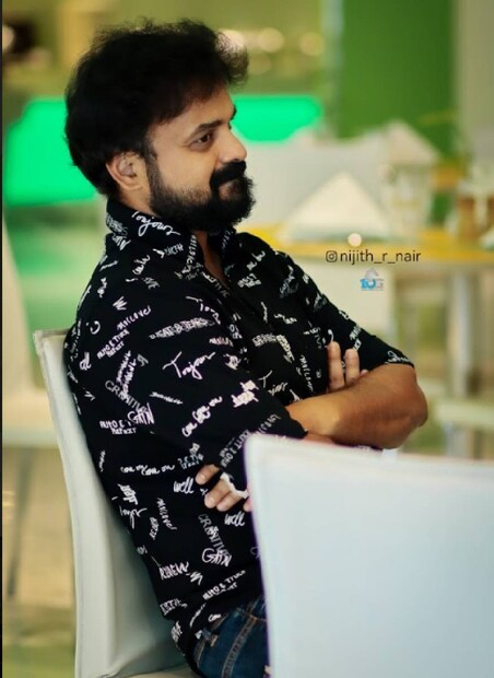  രണ്ടു ദിവസങ്ങൾക്കു മുൻപ് പോസ്റ്റ് ചെയ്ത ചിത്രത്തിന് 'യുവാവിന്റെ ഫോട്ടോ വൈറൽ' എന്ന ക്യാപ്‌ഷൻ കൊടുത്തത് കുഞ്ചാക്കോ ബോബന്റെ കൂട്ടുകാരൻ രമേഷ് പിഷാരടിയാണ്. തന്റെ എഴുപതുകളിലേക്കു കടക്കാൻ പോകുമ്പോഴും ചുള്ളൻ ലുക്ക് സൂക്ഷിക്കുന്ന മമ്മൂട്ടിക്ക് ചാക്കോച്ചൻ ഒരു കോമ്പറ്റിഷൻ ആകുമോ എന്ന് ചോദിക്കാതിരിക്കാനാവില്ല (തുടർന്ന് വായിക്കുക)