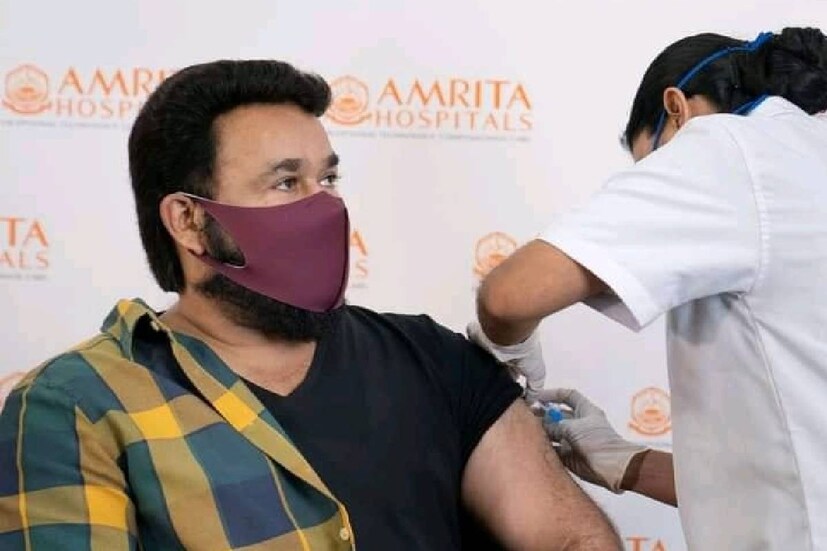  കോവിഡ് വാക്സിൻ സ്വീകരിച്ച് നടൻ മോഹൻലാൽ. അമൃത മെഡിക്കല്‍ സെന്ററിലെ കോവിഡ്-19 വാക്‌സിനേഷന്‍ കേന്ദ്രത്തില്‍ നിന്നുമാണ് മോഹൻലാൽ കോവിഡ് വാക്‌സിന്‍ സ്വീകരിച്ചത്. നിലവിൽ മുതിർന്ന പൗരന്മാർക്കും, ഗുരുതര ആർഗോയപ്രശ്നങ്ങൾ ഉള്ള 45 വയസ്സിനു മുകളിൽ പ്രായമുള്ളവർക്കുമാണ് വാക്സിൻ നൽകുന്നത്
