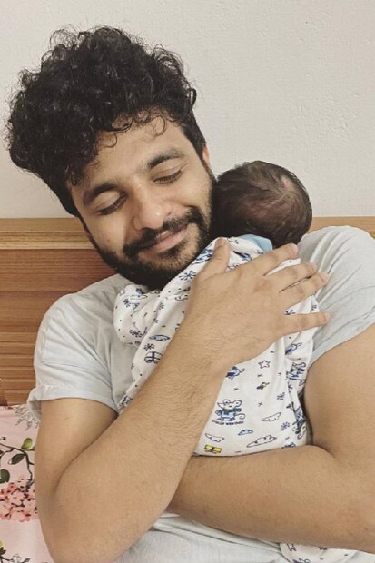  എന്നാലും കുഞ്ഞിന്റെ സ്വകാര്യത മാനിച്ച് മുഖം പുറത്തുകാട്ടിയിട്ടില്ല. ഇതേ കാര്യത്തിൽ നടൻ പൃഥ്വിരാജിനും ചില തീരുമാനങ്ങളുണ്ടായിരുന്നു. മകൾ അല്ലിയുടെ മുഖം വളരെ വൈകിയാണ് പൃഥ്വിരാജ് പോസ്റ്റ് ചെയ്തിരുന്നത്
