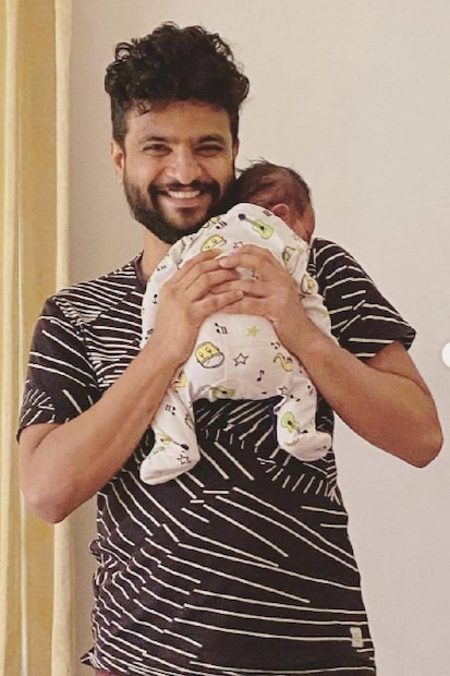  കുഞ്ഞിനൊപ്പമുള്ള പിറന്നാൾ  മനസ്സിന് കുളിർമയേകുന്ന അനുഭവമാണെന്ന് നീരജ്. ആദ്യമായാണ് നീരജ് മകളുടെ ചിത്രങ്ങൾ പോസ്റ്റ് ചെയ്തത് (തുടർന്ന് വായിക്കുക)