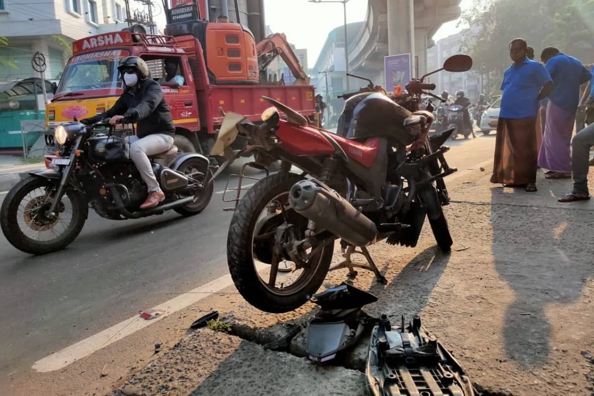 കൊച്ചി എളങ്കുളത്തെ അപകട വളവില് വീണ്ടും വാഹനാപകടം. ബൈക്ക് യാത്രികനായ തൊടുപുഴ സ്വദേശി സനല് സത്യന് ആണ് മരിച്ചത്. ബുധനാഴ്ച പുലര്ച്ചെ 6.30ഓടെയായിരുന്നു അപകടം. ഏഴ് മാസത്തിനിടെ ഇവിടെയുണ്ടാകുന്ന ഒന്പതാമത്തെ അപകട മരണമാണിത്. കൊച്ചി എളങ്കുളത്തെ അപകട വളവില് വീണ്ടും വാഹനാപകടം. ബൈക്ക് യാത്രികനായ തൊടുപുഴ സ്വദേശി സനല് സത്യന് ആണ് മരിച്ചത്. ബുധനാഴ്ച പുലര്ച്ചെ 6.30ഓടെയായിരുന്നു അപകടം. ഏഴ് മാസത്തിനിടെ ഇവിടെയുണ്ടാകുന്ന ഒന്പതാമത്തെ അപകട മരണമാണിത്.