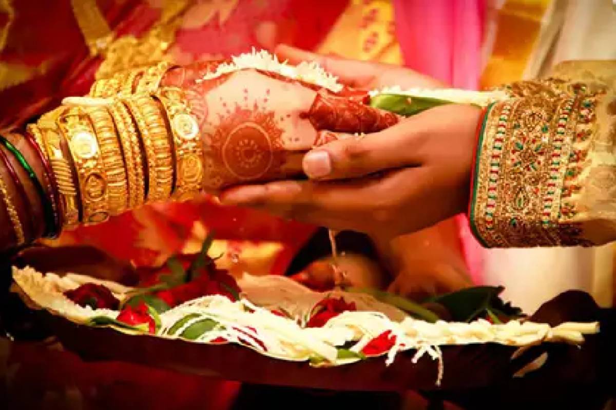 നാല് യുവാക്കൾക്കൊപ്പം യുവതി ഒളിച്ചോടി; അനുയോജ്യനായ വരനെ കണ്ടെത്താൻ 'ലക്കി ഡ്രോ'
