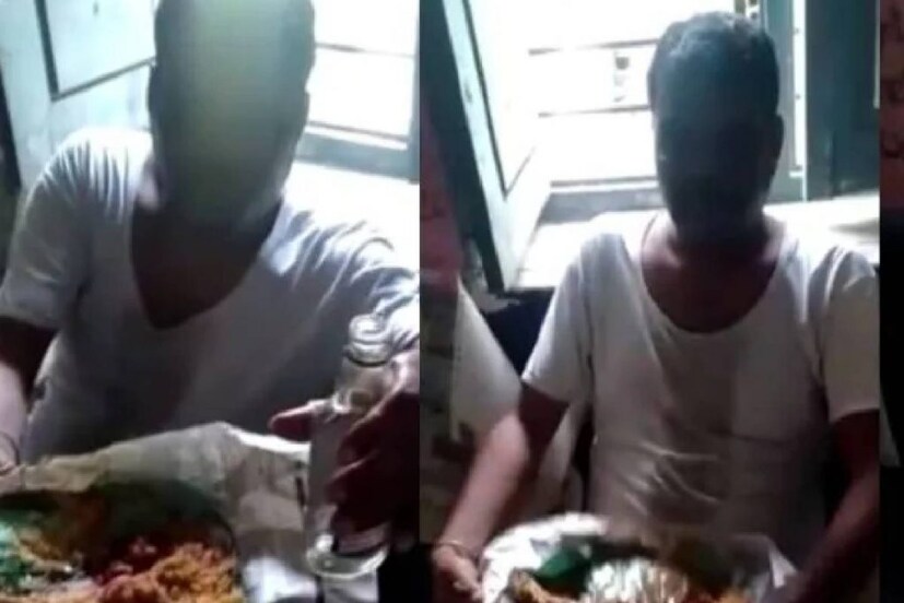 ഹൈദരാബാദ്: വിദ്യാര്‍ഥികള്‍ക്ക് മുന്നില്‍വെച്ച് മദ്യപിക്കുകയും വസ്ത്രം അഴിപ്പിച്ച് വിദ്യാര്‍ഥികളെ ശിക്ഷിക്കുകയും ചെയ്ത അധ്യാപകന് സസ്‌പെന്‍ഷന്‍. ആന്ധ്രപ്രദേശിലെ കൃഷ്ണ ജില്ലയിലെ കൃഷ്ണപുരം മണ്ഡല്‍ പരിഷത്ത് സ്‌കൂളിലെ അധ്യാപകന്‍ കെ. കോടേശ്വര റാവുവിനെയാണ് സസ്‌പെന്‍ഡ് ചെയ്തത്. അധ്യാപകന്‍ മദ്യപിക്കുന്നതിന്റെ വീഡിയോ സാമൂഹിക മാധ്യമങ്ങളില്‍ വൈറലായതിനു പിന്നാലെയാണ് വിദ്യാഭ്യാസ വകുപ്പിന്റെ നടപടി.