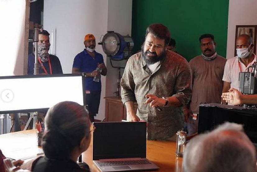  പോര്‍ച്ചുഗീസ് പശ്ചാത്തലമുള്ള പിരീഡ് സിനിമയാണ് 'ബറോസ്'. വാസ്‌കോഡഗാമയുടെ നിധി സൂക്ഷിപ്പുകാരനായ ഒരു ഭൂതമാണ് 'ബറോസ്'. നാനൂറ് വര്‍ഷങ്ങളായി നിധിക്ക് കാവലിരിക്കുന്ന 'ബറോസ്' നിധിയുടെ യഥാര്‍ത്ഥ അവകാശിയെയാണ് കാത്തിരിക്കുന്നത്. 