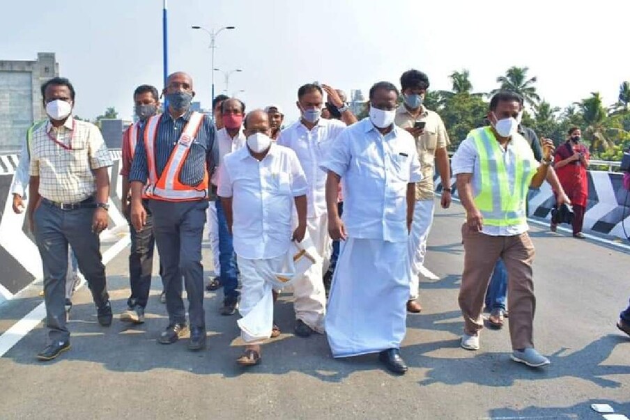  അസാധ്യമെന്ന് തോന്നുന്ന കാര്യങ്ങള്‍ സാധ്യമാക്കാന്‍ സര്‍ക്കാരിന് കഴിയുമെന്ന് തെളിഞ്ഞതായി മന്ത്രി ജി സുധാകരന്‍ പറഞ്ഞു. പുനര്‍നിര്‍മ്മാണം വേഗത്തില്‍ പൂര്‍ത്തിയാക്കിയതിന് ഡിഎംആര്‍സിയെയും ഊരാളുങ്കല്‍ ലേബര്‍ കണ്‍സ്ട്രക്ഷന്‍ സൊസൈറ്റിയെയും ജി. സുധാകരന്‍ അഭിനന്ദിച്ചു. പാലം തുറന്ന കൊടുത്തതിന് പിന്നാലെ അഭിവാദ്യങ്ങളര്‍പ്പിച്ച് എല്‍.ഡി.എഫ്., ബി.ജെ.പി. പ്രവര്‍ത്തകര്‍ പ്രകടനവുമായി എത്തി.