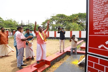 പുന്നപ്ര- വയലാര്‍ രക്തസാക്ഷി സ്മാരകത്തില്‍ പുഷ്പാര്‍ച്ചന നടത്തി ആലപ്പുഴയിലെ BJP സ്ഥാനാര്‍ഥ
