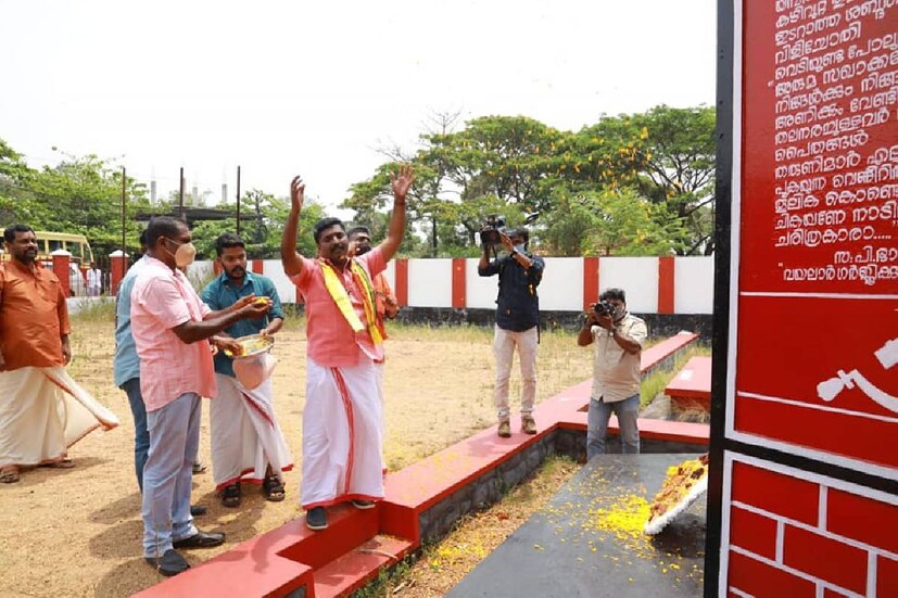  കമ്യൂണിസ്റ്റ് പാര്‍ട്ടി നടത്തിയ ഏറ്റവും വലിയ വഞ്ചനയുടെ പ്രതീകമാണിത്. പുന്നപ്രയിലും വയലാറിലും ഉണ്ടായ വെടിവെയ്പ്പില്‍ എത്രപേര്‍ മരിച്ചുവീണ് എന്നതിന് സിപിഎം നേതാക്കളുടെ പക്കല്‍ ഒരു കണക്കുമില്ല. തോക്കിന് മുന്നിലേക്ക് സാധാരണക്കാരെ തള്ളിവിടുകയായിരുന്നു. കമ്മ്യൂണിസ്റ്റ് വഞ്ചനയില്‍ അകപ്പെട്ട് ജീവിതം ഈ രാഷ്ട്രത്തിന് വേണ്ടി ഹോമിക്കേണ്ടി വന്നവരുടെ സ്മരണയ്ക്ക് മുന്നില്‍ ആദരാജ്ഞലികള്‍ അര്‍പ്പിക്കാനാണ് ഞങ്ങള്‍ എത്തിയത്. ഭാരതത്തിലെ പൗരന്‍ എന്ന നിലയിലെ ഇത്‌ എന്റെ കടമായാണെന്നും സന്ദീപ് പറഞ്ഞു.