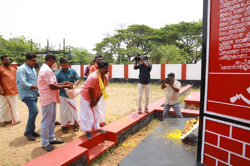  പൊലീസ് തോക്കിൽ നിന്ന് വെടിയുണ്ട അല്ല ഉപ്പും മുതിരയുമാണ് വരുന്നതെന്ന് പാവപ്പെട്ട തൊഴിലാളികളെ പറഞ്ഞു പറ്റിച്ച കൊടിയ വഞ്ചനയാണ് പുന്നപ്രയിലും വയലാറിലും അരങ്ങേറിയത്. പട്ടിക ജാതിക്കാരും പിന്നാക്കക്കാരുമായ ആയിരക്കണക്കിന് നിരപരാധികളാണ് രണ്ടിടത്തുമായി പിടഞ്ഞു വീണ് മരിച്ചത്.- സന്ദീപ് വചസ്പതി കുറിച്ചു.