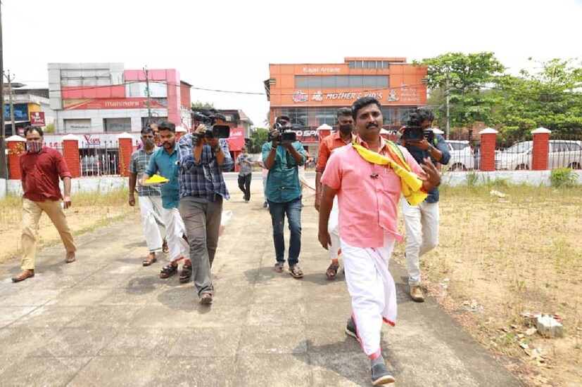  ചെങ്ങന്നൂർ ആലാ പെണ്ണുക്കരയിൽ കെ വി രവീന്ദ്രക്കുറുപ്പിന്റെയും രത്നമ്മയുടെയും മകനാണ് സന്ദീപ്. 11 വർഷത്തോളം മാധ്യമപ്രവർത്തകനായിരുന്നു. സംസ്ഥാന സ്കൂൾ കായിക മേളയുടെ റിപ്പോർട്ടിങ്ങിന് സംസ്ഥാന സർക്കാർ പുരസ്കാരം ലഭിച്ചു. ആർഎസ്എസിലൂടെ പൊതുപ്രവർത്തനരംഗത്തെത്തി. ആർഎസ്എസ് മണ്ഡലം- ഖണ്ഡ് കാര്യവാഹക്, ബൗദ്ധിക് പ്രമുഖ്, ബാലഗോകുലം ചെങ്ങന്നൂർ താലൂക്ക് സെക്രട്ടറി, ജില്ലാ സെക്രട്ടറി എന്നീ ചുമതലകൾ വഹിച്ചു. നിലവിൽ ബിജെപി സംസ്ഥാന സമിതി അംഗം. വഞ്ചനയുടെ 100 വർഷങ്ങൾ- താഷ്കന്റ് മുതൽ ശബരിമല വരെ എന്ന പുസ്തകമെഴുതിയിട്ടുണ്ട്.