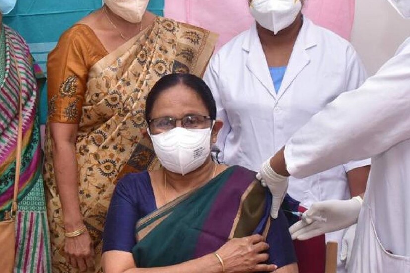  വാക്സിൻ സ്വീകരിക്കുന്ന ആരോഗ്യവകുപ്പ് മന്ത്രി കെ.കെ. ശൈലജ