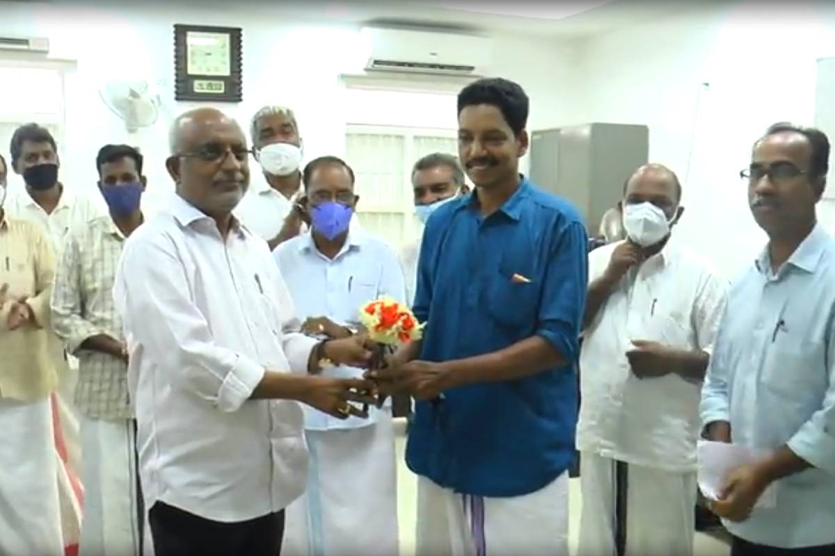 ഒന്നാം നിലയിൽ നിന്നു താഴേക്കു വീണയാളെ രക്ഷിച്ച ബാബുവിന് ജോലി നൽകി ഊരാളുങ്കൽ